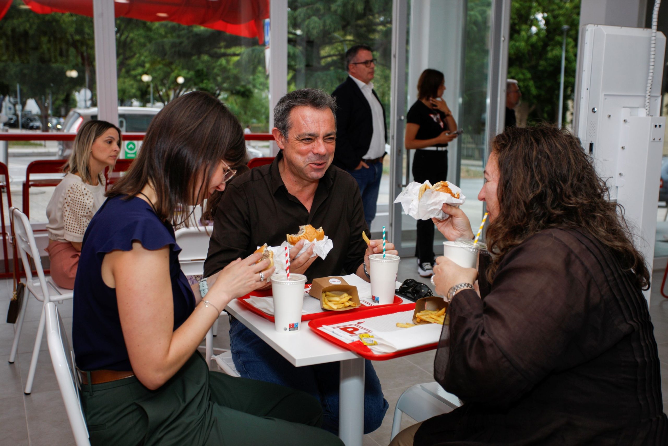 Clientes disfrutando hamburguesas Poppys